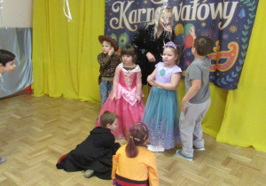 Dzieci podczas zabawy karnawałowej.