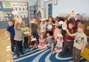 Dzieci prezentują prace plastyczne - pizze.