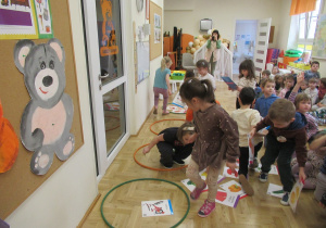 Dzieci segregują obrazki podczas zajęć matematycznych.