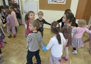 Dzieci stoją w kole.