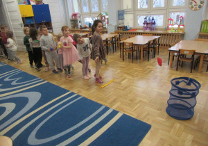 Dzieci rzucają woreczkami do celu.