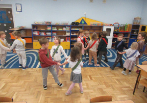 Dzieci tańczą tworząc małe koła.