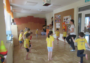 Dzieci ćwiczą na zajęciach z elementami taekwondo.