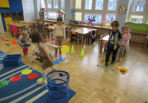 Dzieci układają tor przeszkód.