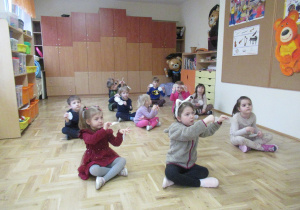 Dzieci siedza na podłodze