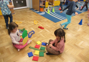 Dzieci bawią się woreczkami i szarfami.