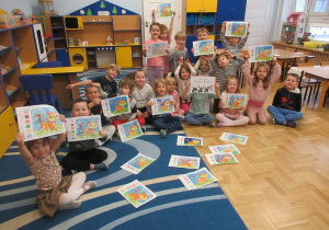 Dzieci prezentują swoje prace w Dzień Kota.