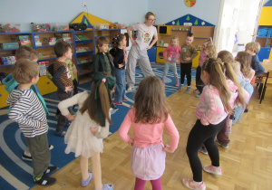 Dzieci tańczą w kole podczas zajęć Roar Dance.