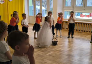 Dzieci śpiewają piosenkę podczas przedstawienia z okazji Dnia Babci i Dziadka