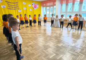 Dzieci grają na instrumentach podczas przedstawienia z okazji Dnia Babci i Dziadka