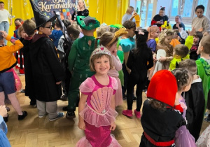 Dzieci bawią się na balu karnawałowym