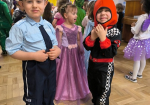 Dzieci bawią się na balu karnawałowym