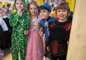 Dzieci bawią się na balu karnawałowym