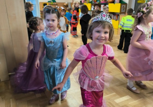 Dzieci bawią się na balu karnawałowym