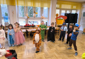 Dzieci bawią się na balu karnawałowym