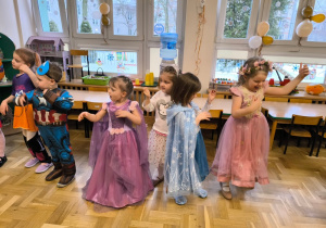 Dzieci bawią się na balu karnawałowym