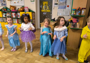 Dzieci bawią się na balu karnawałowym