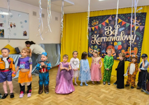 Dzieci bawią się na balu karnawałowym
