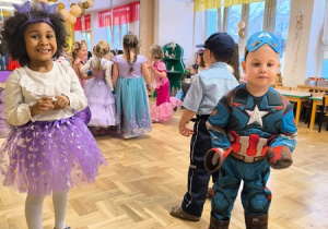 Dzieci bawią się na balu karnawałowym