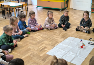 Dzieci uczestniczą w zajęciach Labo Odkrywcy