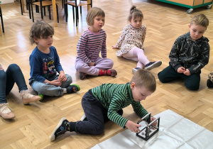 Dzieci uczestniczą w zajęciach Labo Odkrywcy