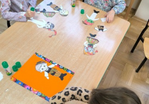 Dzieci projektują strój łowicki