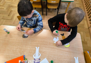 Dzieci projektują strój łowicki