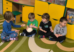 Dzieci oglądają jajka