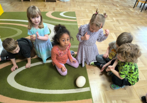 Dzieci patrzą na jajko