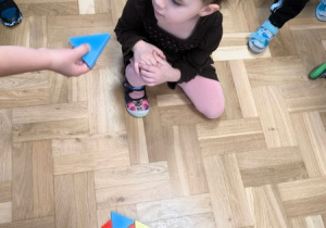 Dziewczynka patrzy na klocek