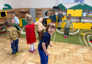 Dzieci stoją na gumowych kamieniach sensorycznych