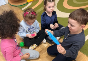 Dzieci bawią się piłkami sensorycznymi