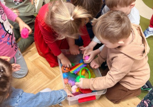 Dzieci bawią się piłkami sensorycznymi