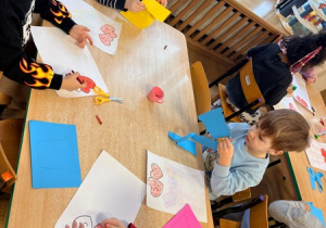 Dzieci kolorują i wycinają