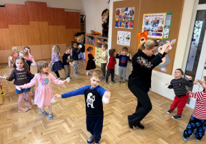 Dzieci tańcza podczas zajęć rytmicznych