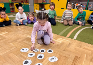 Dziewczynka układa zdanie za pomocą symboli graficznych