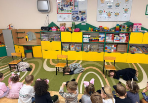 Dzieci chowają się pod krzesłami