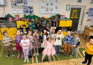 Dzieci przebrane za koty