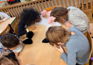 Dzieci piją wodę za pomocą języka