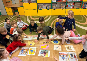 Dzieci wskazują obrazek przedstawiający agrafkę