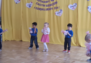 Dzieci przed wręczeniem upominków dla Babci i Dziadka