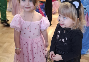 Dziewczynki podczas balu karnawałowego