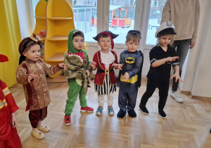 Chłopcy na balu karnawałowym