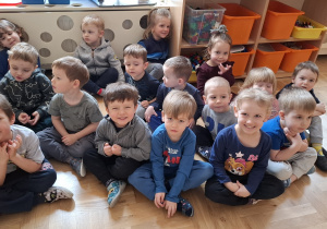 Dzieci przed przedszkolnymi zajęciami matematycznymi