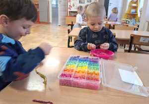 Dzieci podczas zajęć ćwiczących sprawność manualną