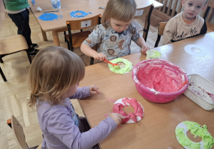 Przedszkolaki podczas zajęć plastycznych