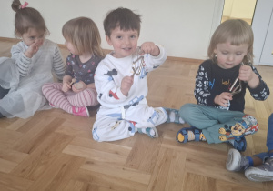 Chłopcy podczas gry na instrumentach