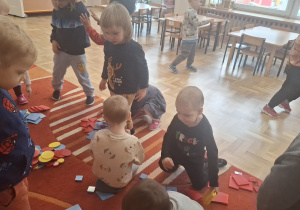 Przedszkolaki podczas zajęć matematycznych