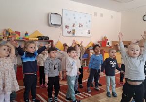 Przedszkolaki na zajęciach muzyczno- ruchowych