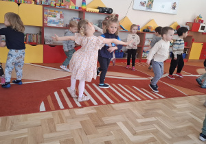 Przedszkolaki w trakcie tańca